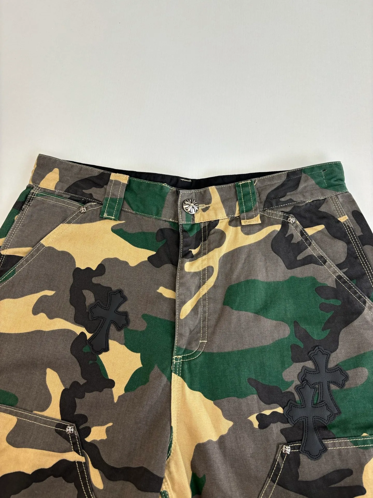 P500 Chrome Heart*/Chrome Heart CH leather camouflage shorts were purchased and developed from a Los Angeles agent for US$2,980. This style is made of custom-made military canvas fabric, restored 1:1 according to the original model, and printed with camouflage patterns. The customization period for the hem sex pattern stamp is 20 days, the minimum order is 1800 pieces, and the color plate is matched. The hardware buckles are all made of electroplated 925 silver material, the weight is perfectly restored, and they are aged and oxidized to black.  Size：S/M/L/XL